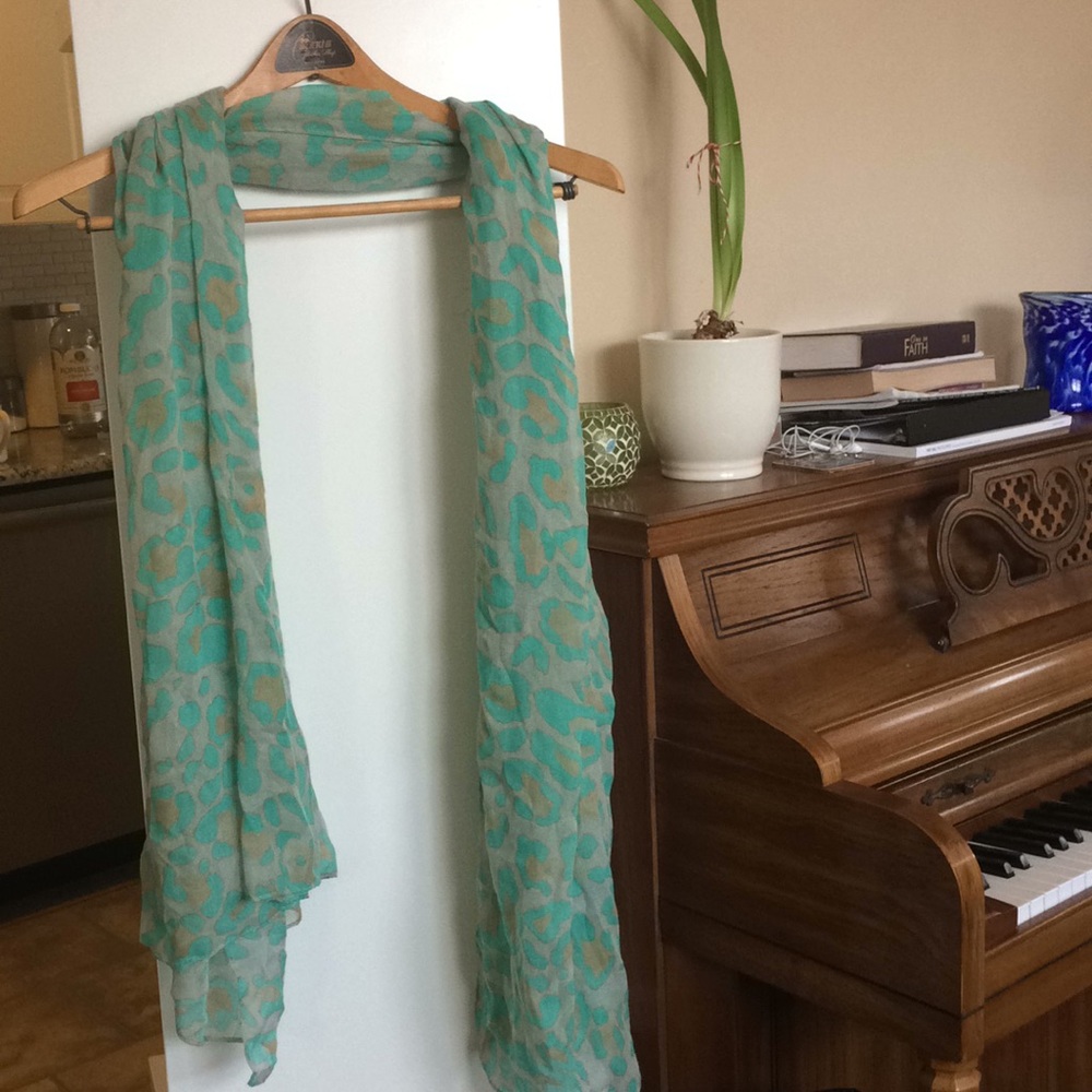 Leopard Scarf - Picture 2 of 2